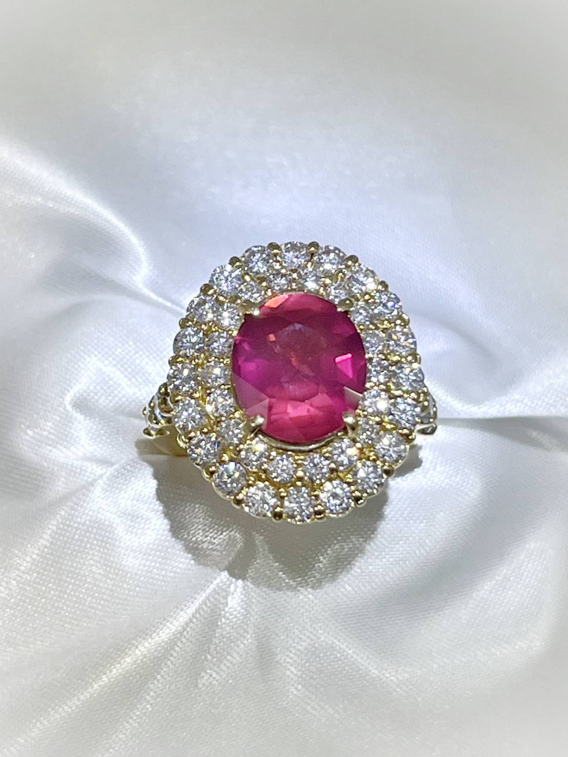 
                  
                    Ruby 4.40 carat ring with GIA certificate of authenticity Symbol of Noble
                  
                