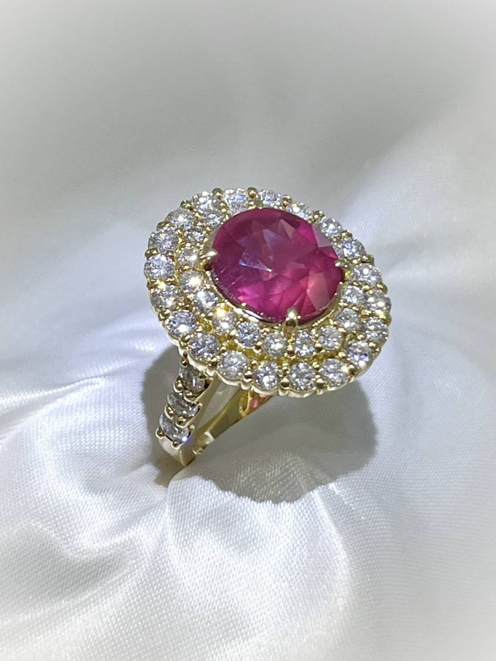 Ruby 4.40 carat ring with GIA certificate of authenticity Symbol of Noble