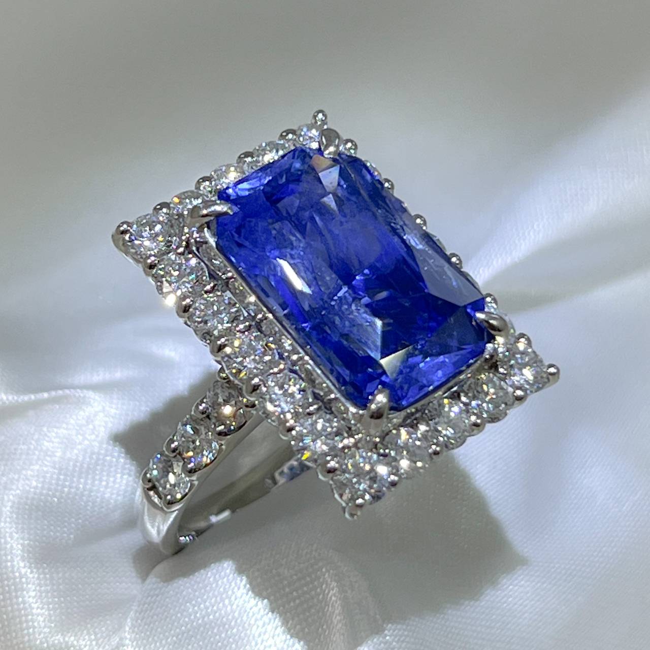 
                  
                    Blue sapphire 10.38 carat ring with GIA certificate of authenticity Symbol of Noble
                  
                