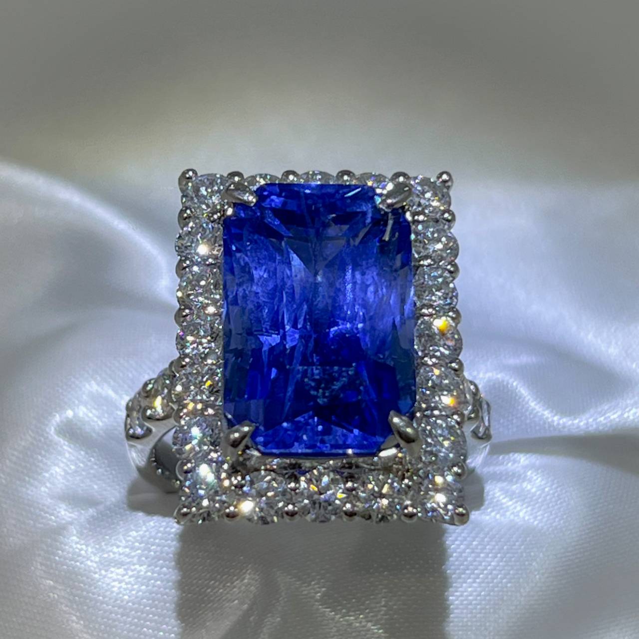 
                  
                    Blue sapphire 10.38 carat ring with GIA certificate of authenticity Symbol of Noble
                  
                