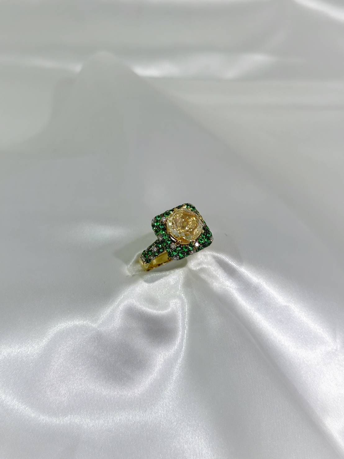 
                  
                    Emerald &amp; Yellow Diamond Ring La Vita Feliz
                  
                