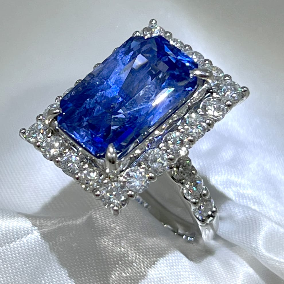 Blue sapphire 10.38 carat ring with GIA certificate of authenticity Symbol of Noble