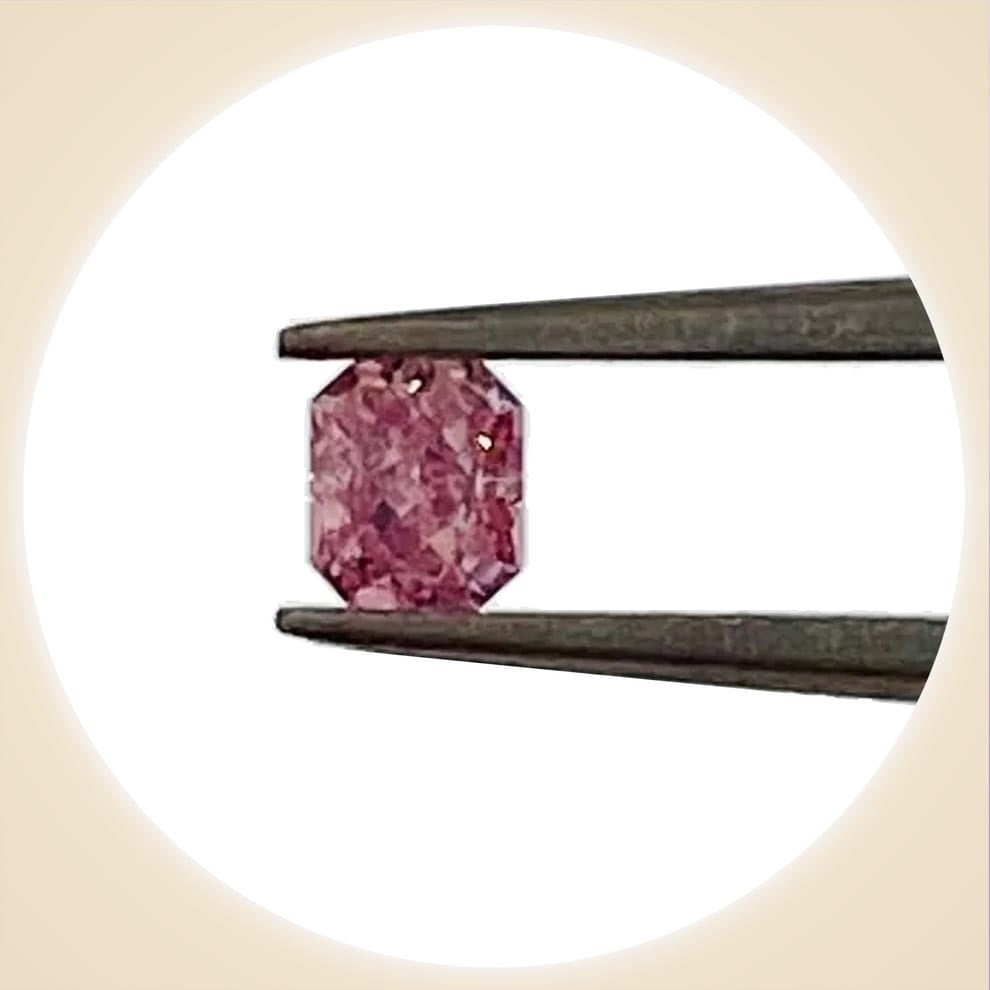 
                  
                    Diamond FANCY INTENSE PINK 0.102 carats
                  
                